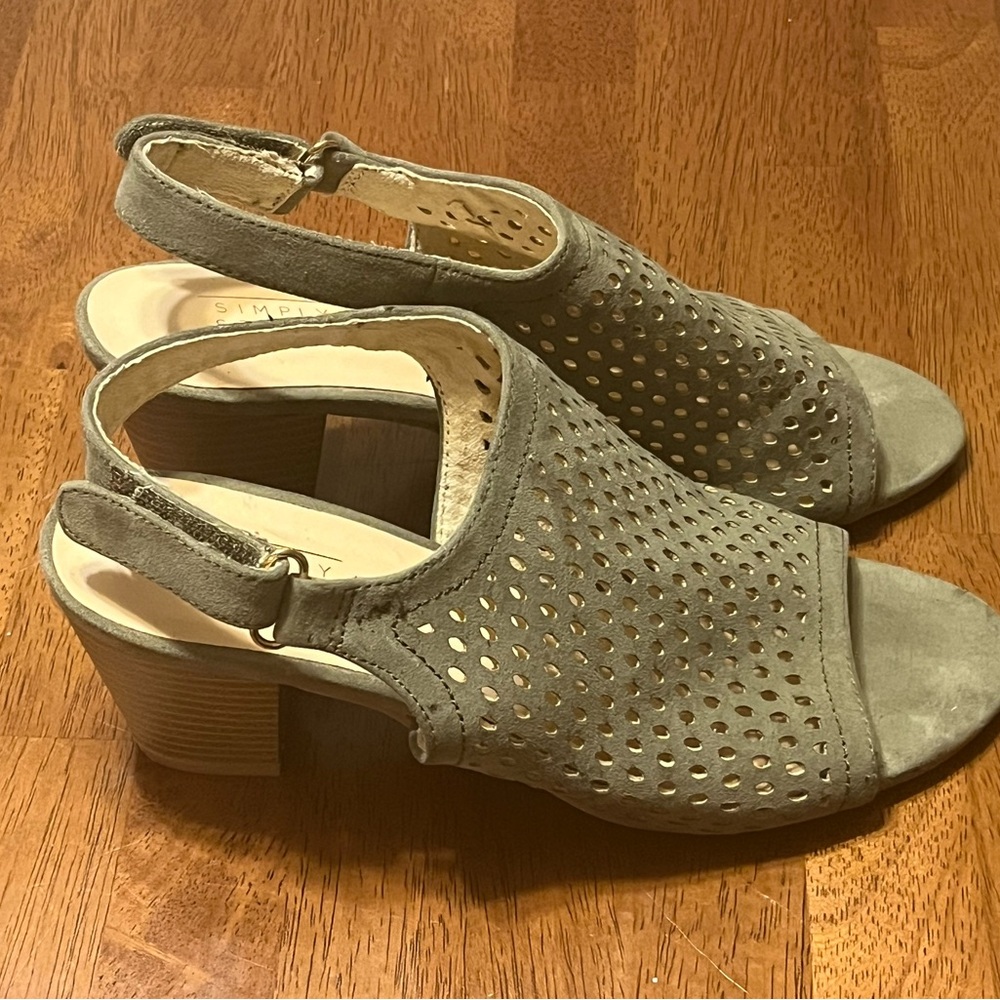 Simply Styled Green Sandals with Woven Design size 8